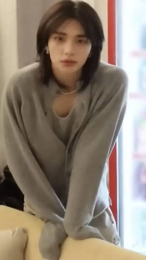 ai character: Hyunjin  background