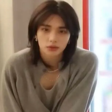 chat with ai character: Hyunjin 