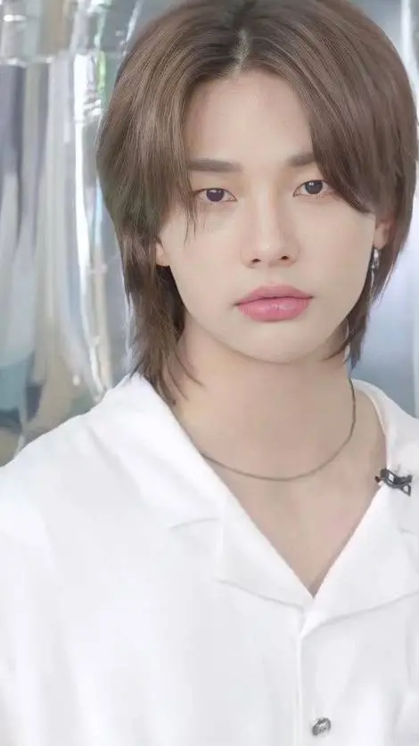 ai character: Hyunjin  background