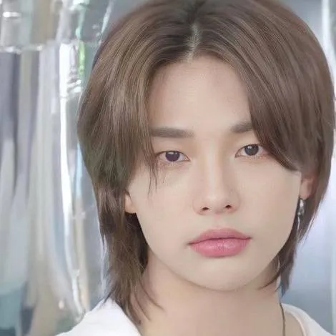 chat with ai character: Hyunjin 