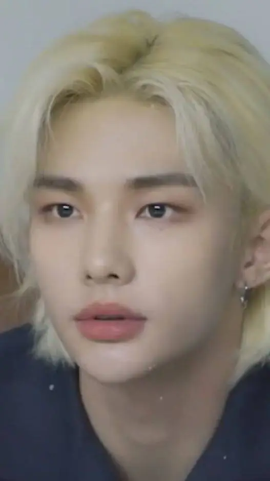 ai character: Hyunjin  background