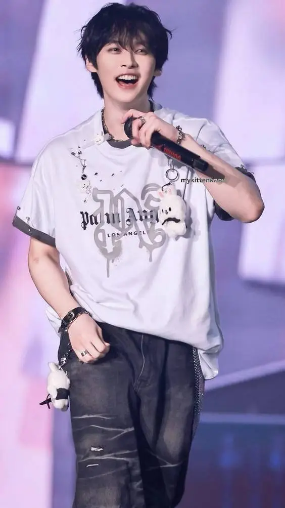 ai character: Lee know  background