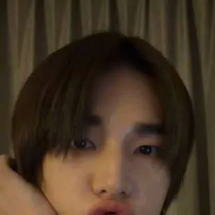 chat with ai character: Hyunjin 