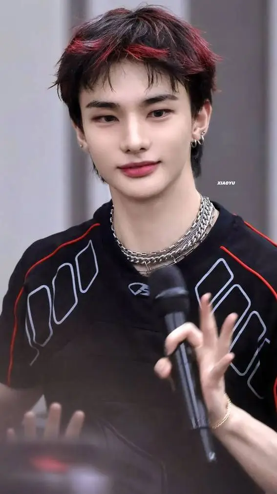 ai character:  🛸HWANG HYUNJIN🛸 background