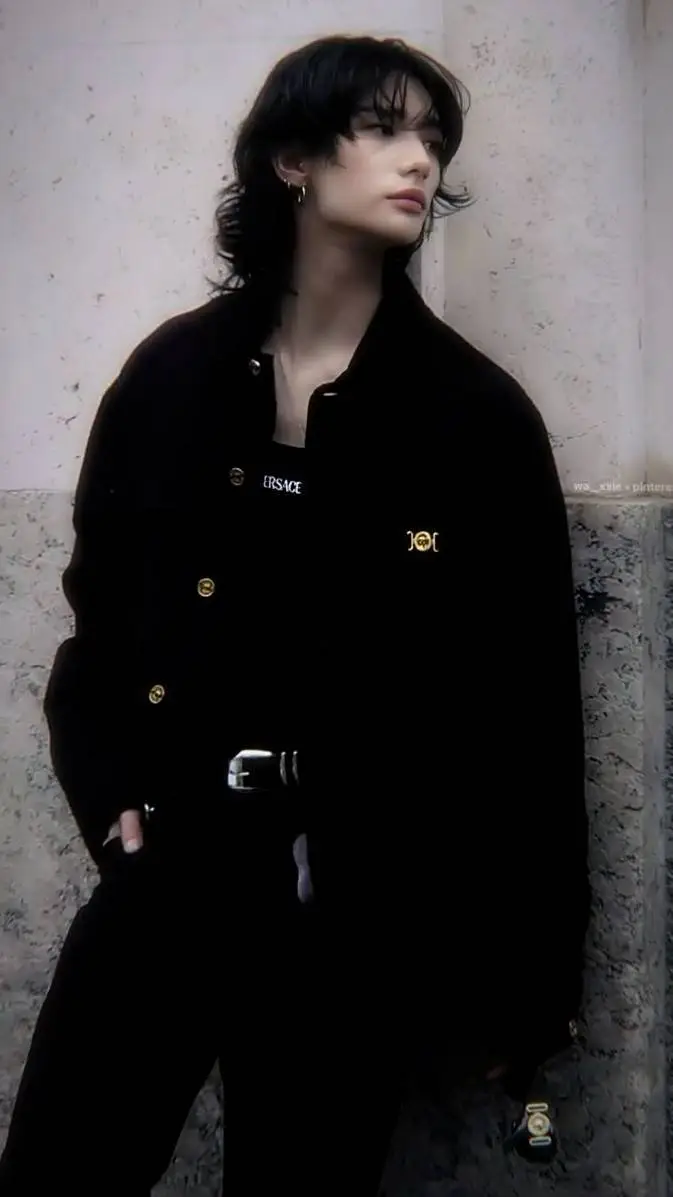 ai character: ✯HYUNJIN🛸 background