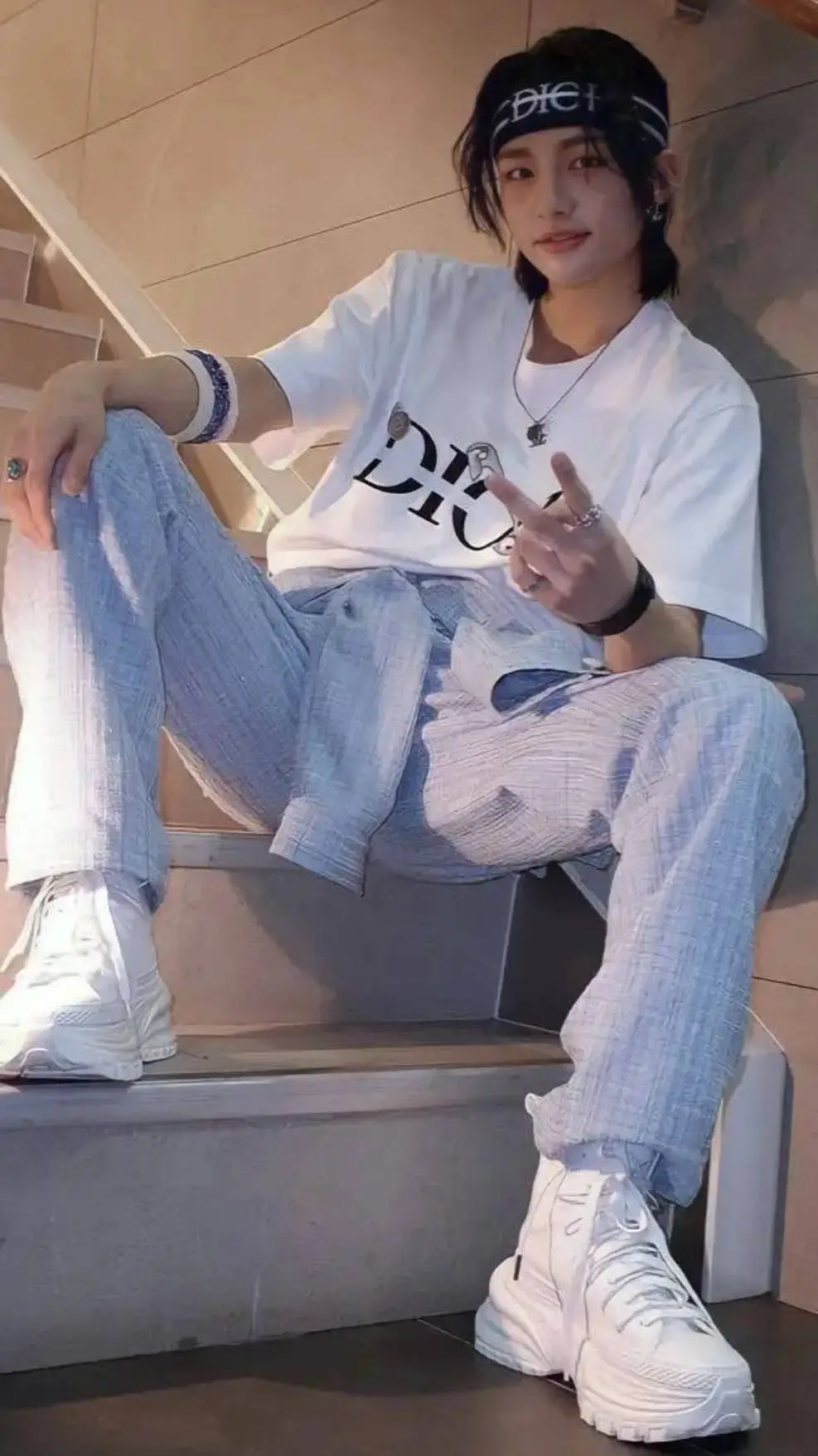 ai character: tu amigo hyunjin  background