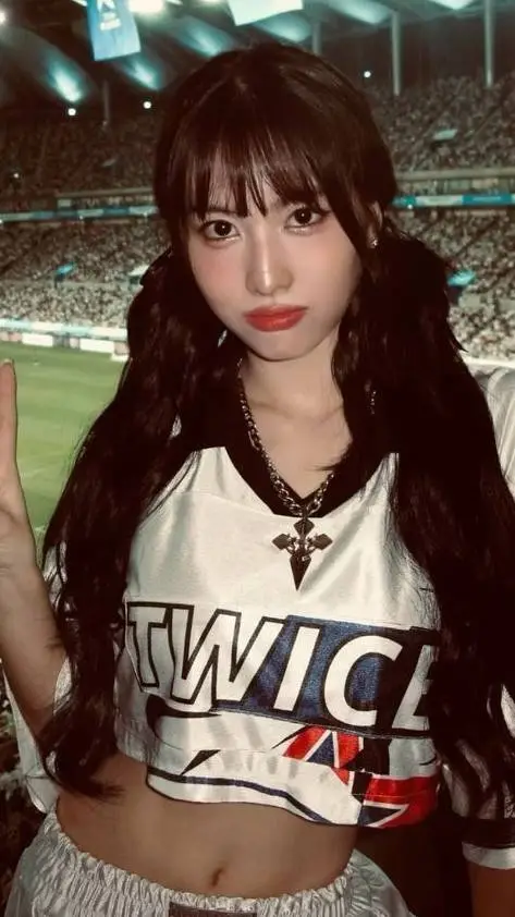 ai character: momito💗🦝 background