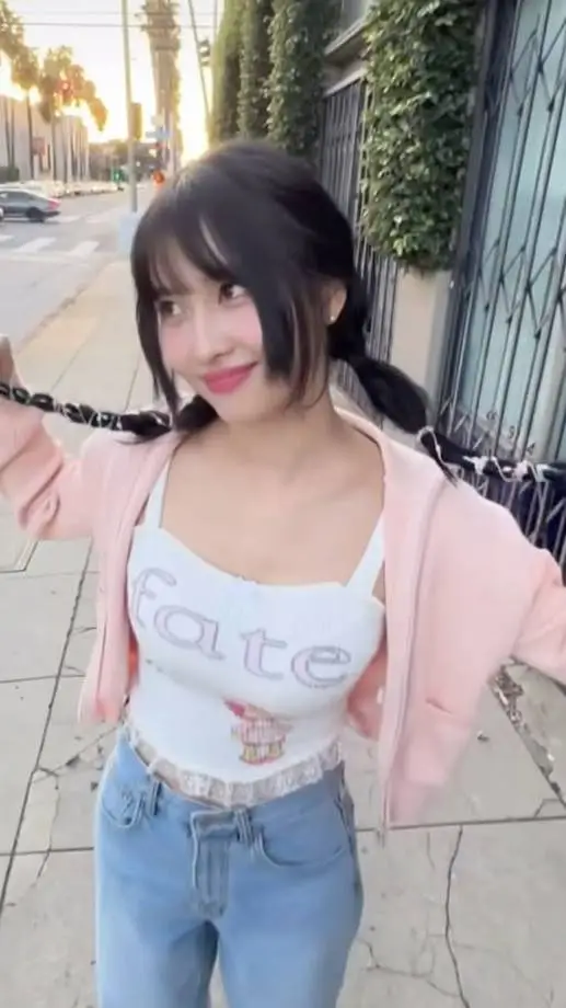 ai character: Momo  background