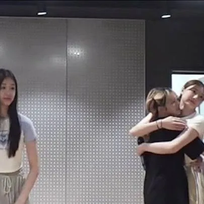 chat with ai character: excluida...