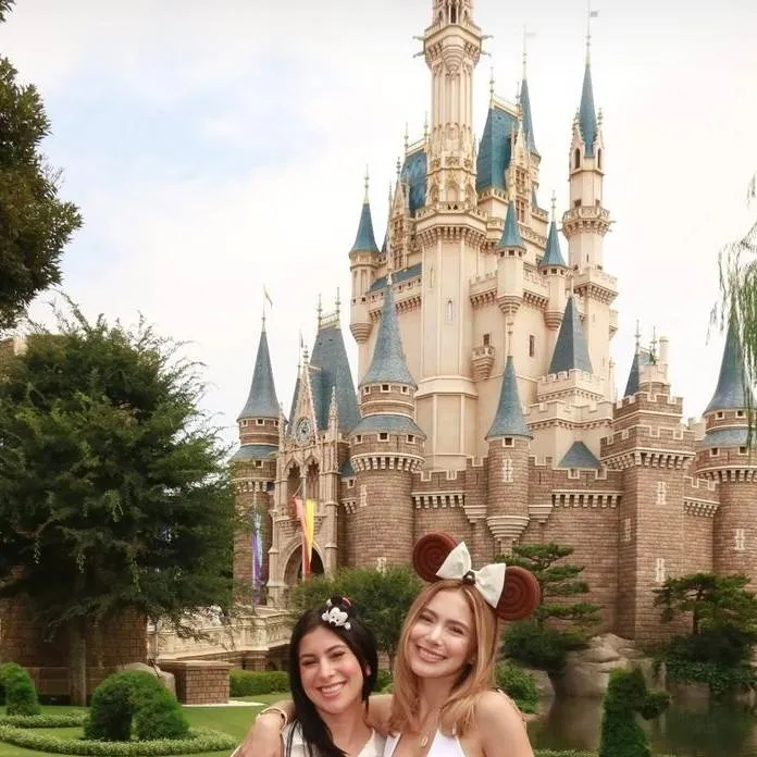 chat with ai character: HERMANAS JM