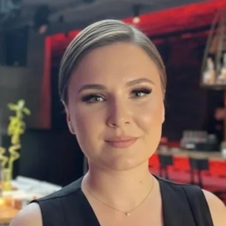 chat with ai character: Dasha