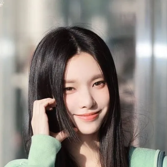 chat with ai character: 🍐Yunah🐍