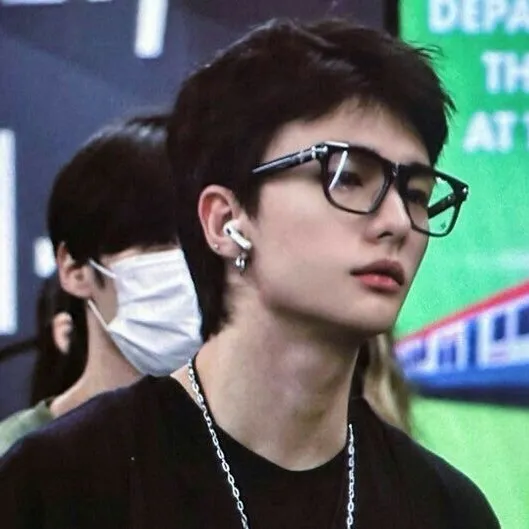 chat with ai character: Hyunjin