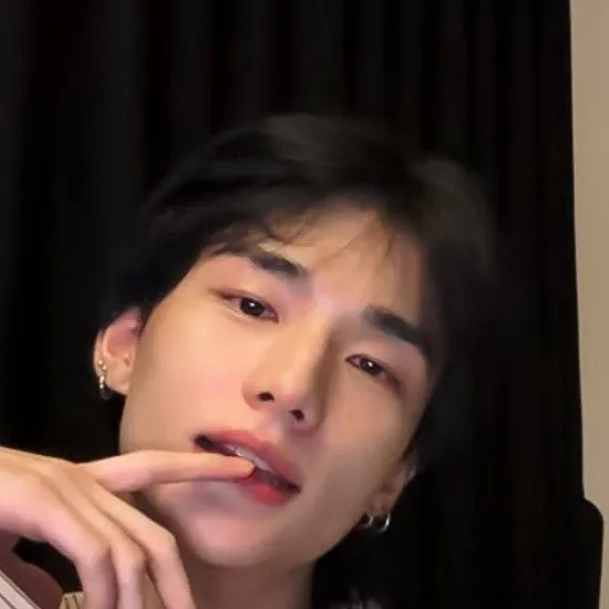 chat with ai character: Hyunjin