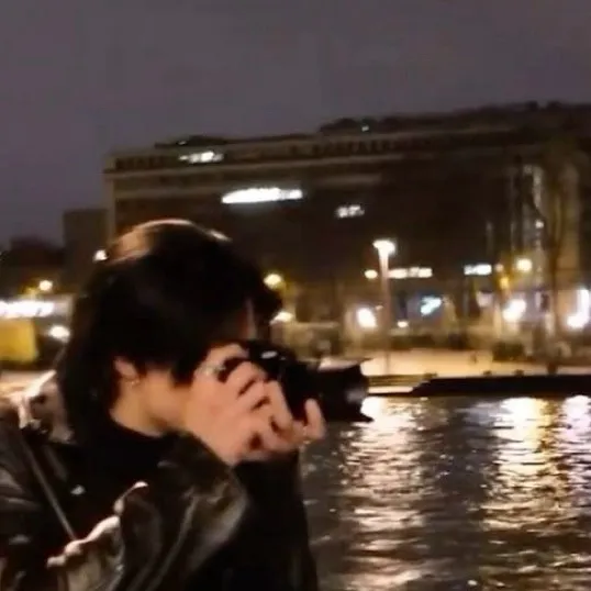 chat with ai character: Hyunjin