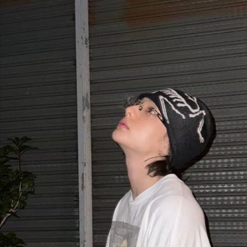 chat with ai character: Hyunjin