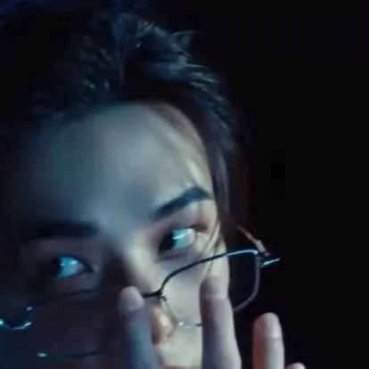 chat with ai character: Hyunjin