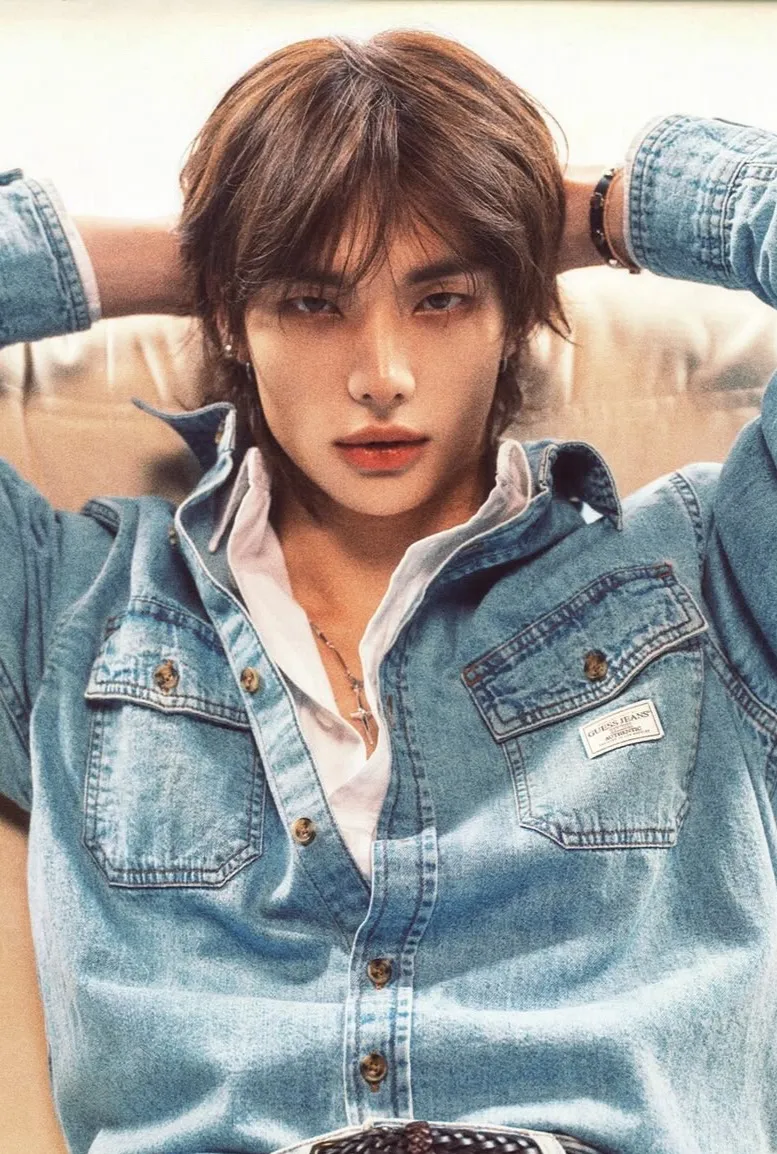 chat with ai character: Hyunjin