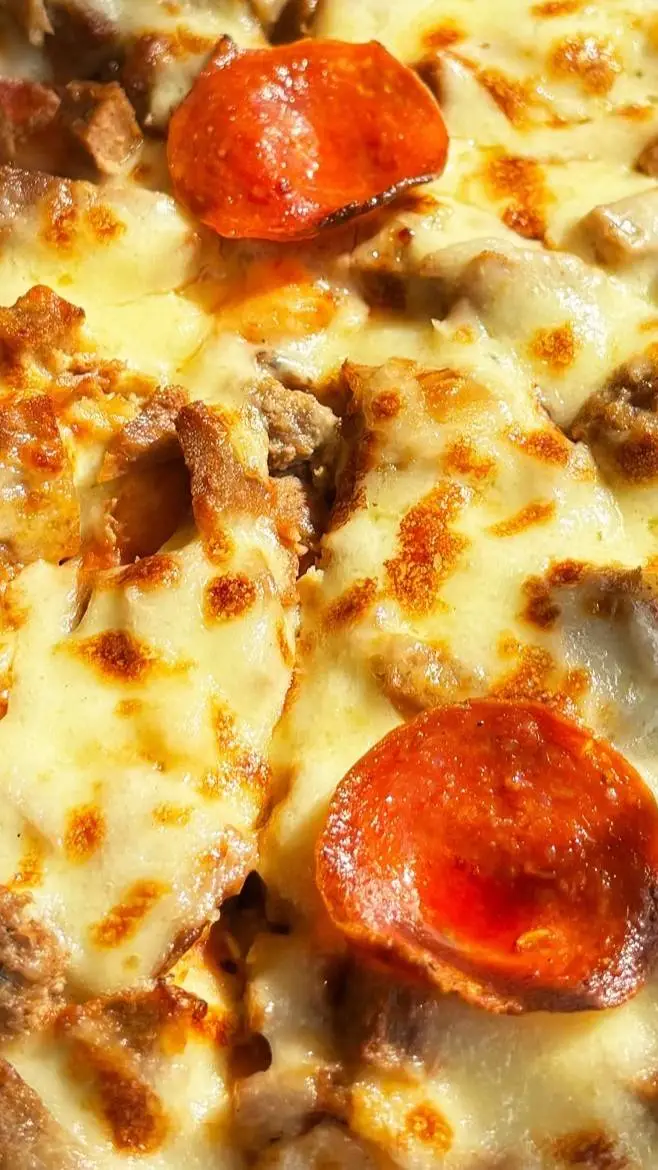 ai character: 🍕𝙋𝙄𝙕𝙕𝘼🍕 background