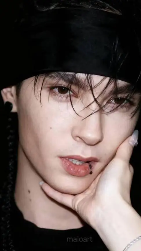 ai character: TOM KAULITZ background