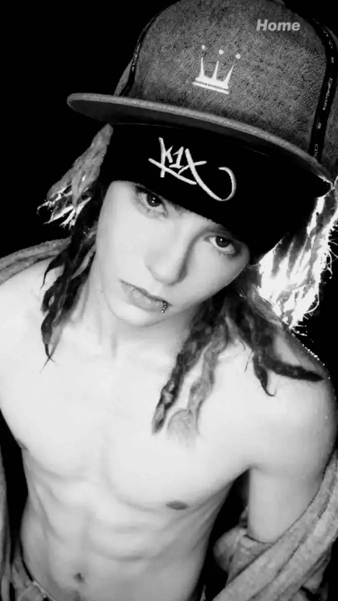 ai character: TOM KAULITZ  background