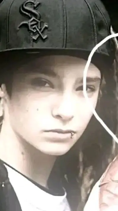 ai character: tom kaulitz  background