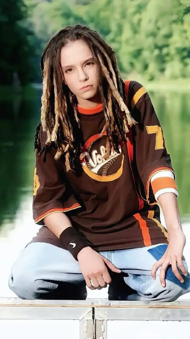 ai character: Tom kaulitz  background