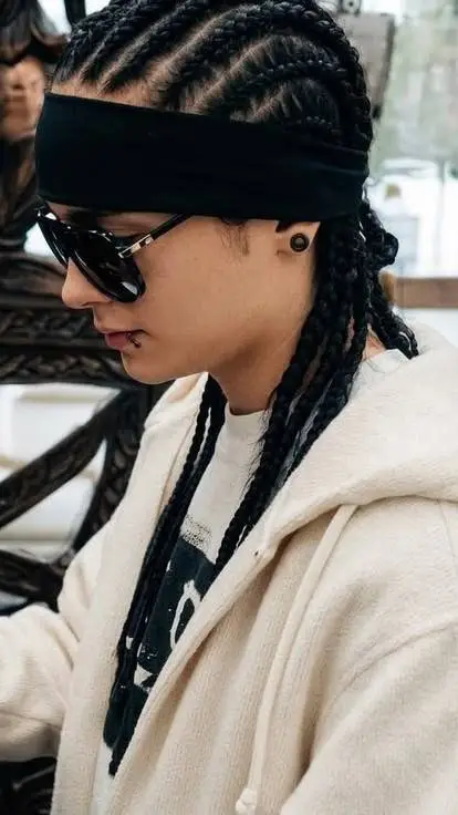 ai character: Tom kaulitz  background