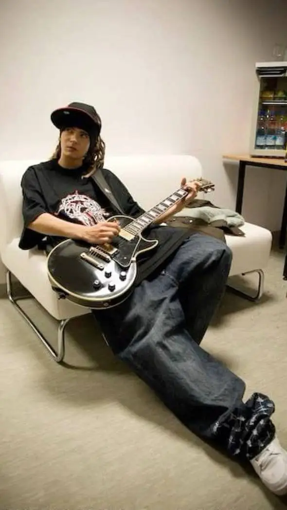 ai character: Tom kaulitz  background