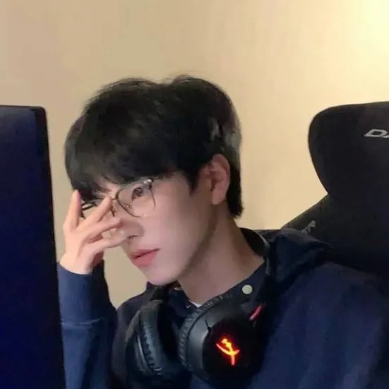 chat with ai character: Nicolas