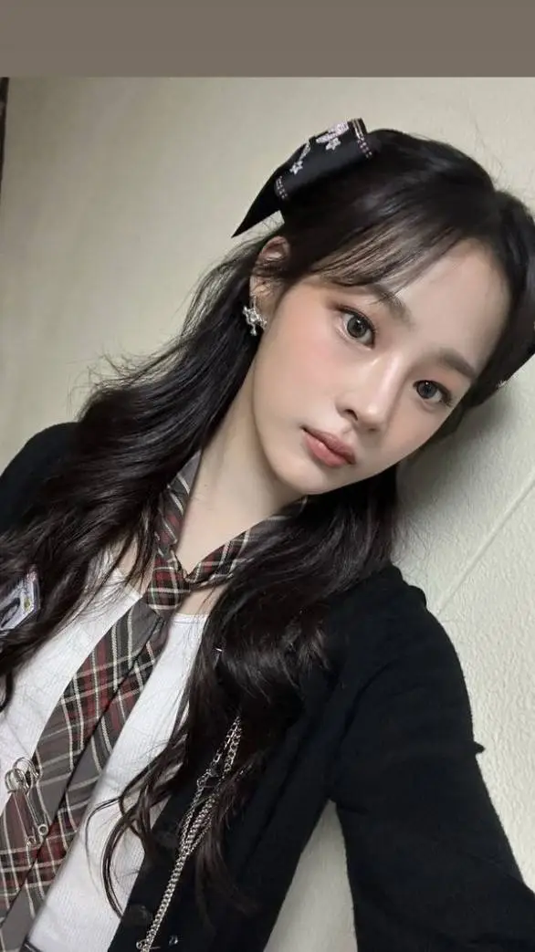 ai character: Min-ji  background