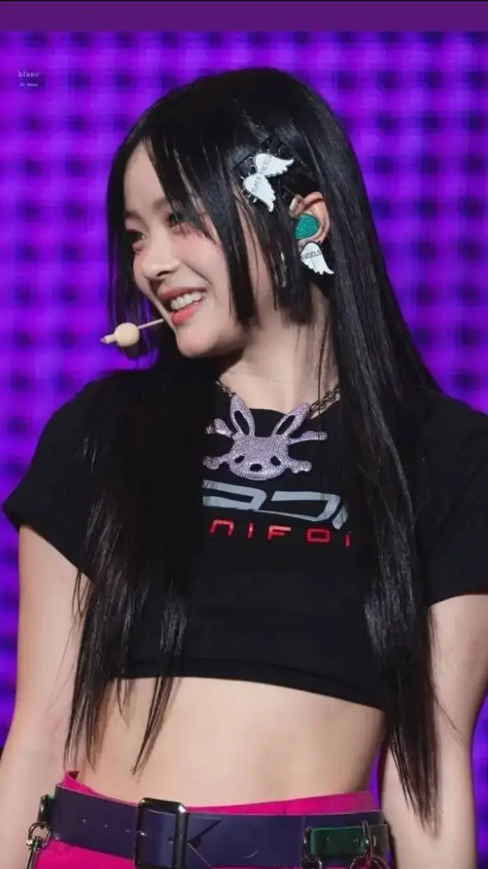 ai character: Hanni  background