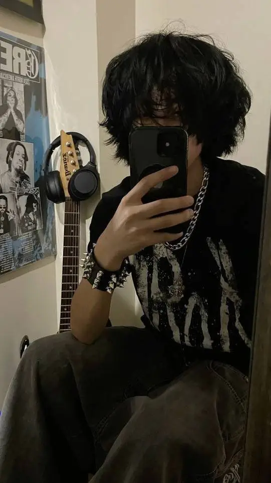 ai character: - 𝑻𝒚𝒍𝒆𝒓 !🦇 background