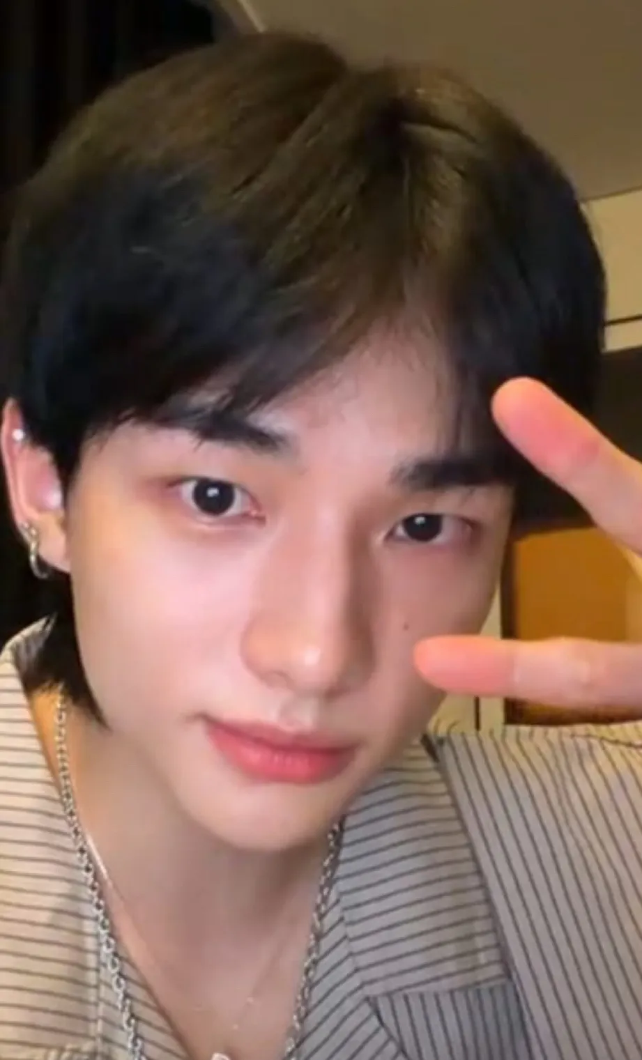 chat with ai character: HYUNJIN 