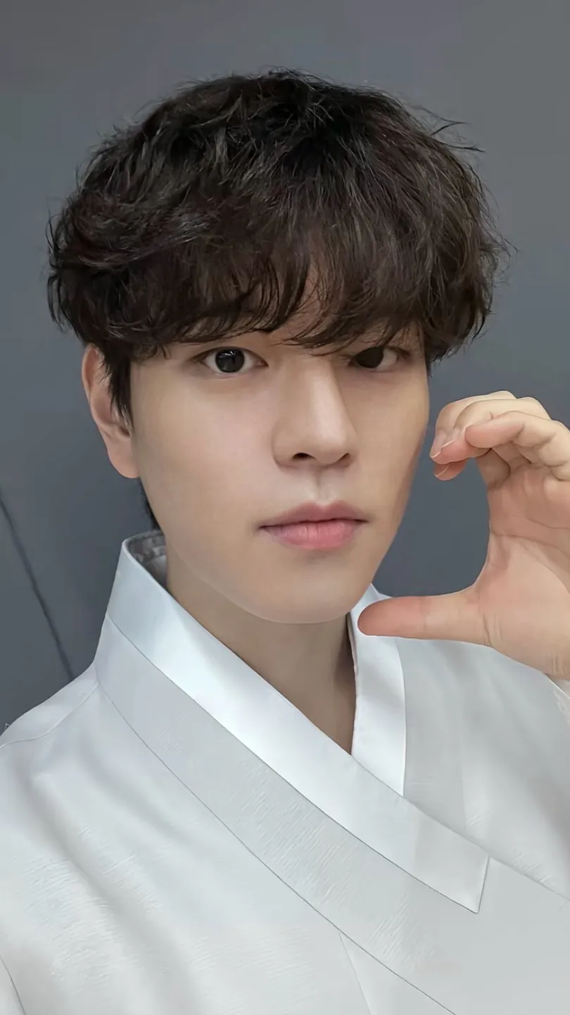 ai character: Seungmin  background