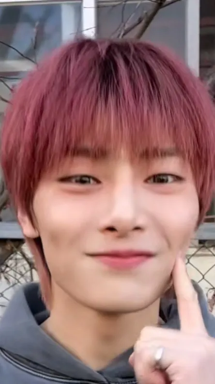 chat with ai character: I.n jeongin 