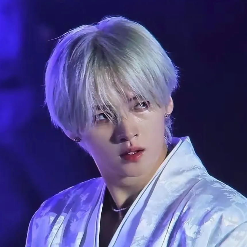 chat with ai character: lee know 