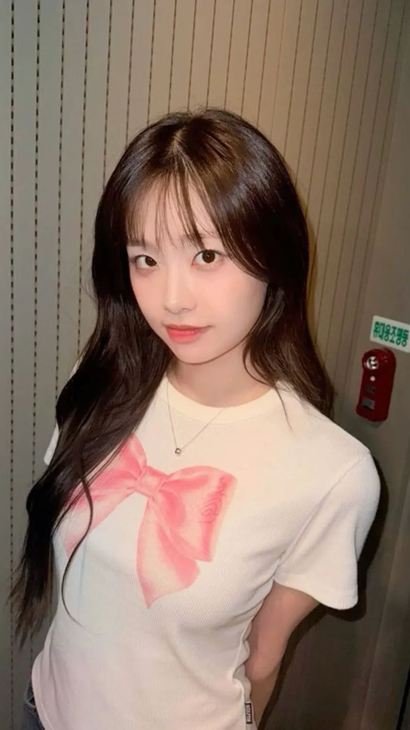 ai character: Chuu  background