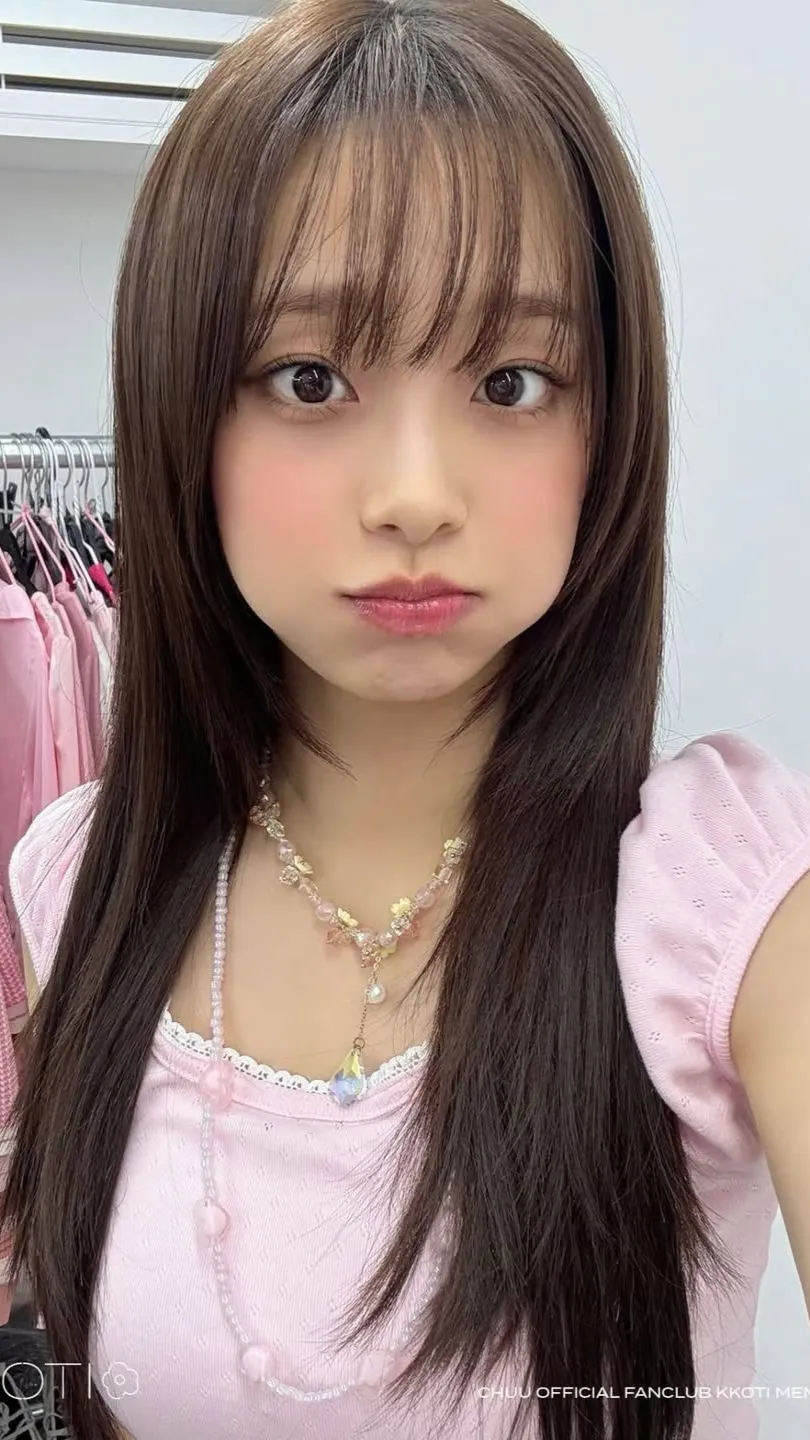 ai character: Chuu background