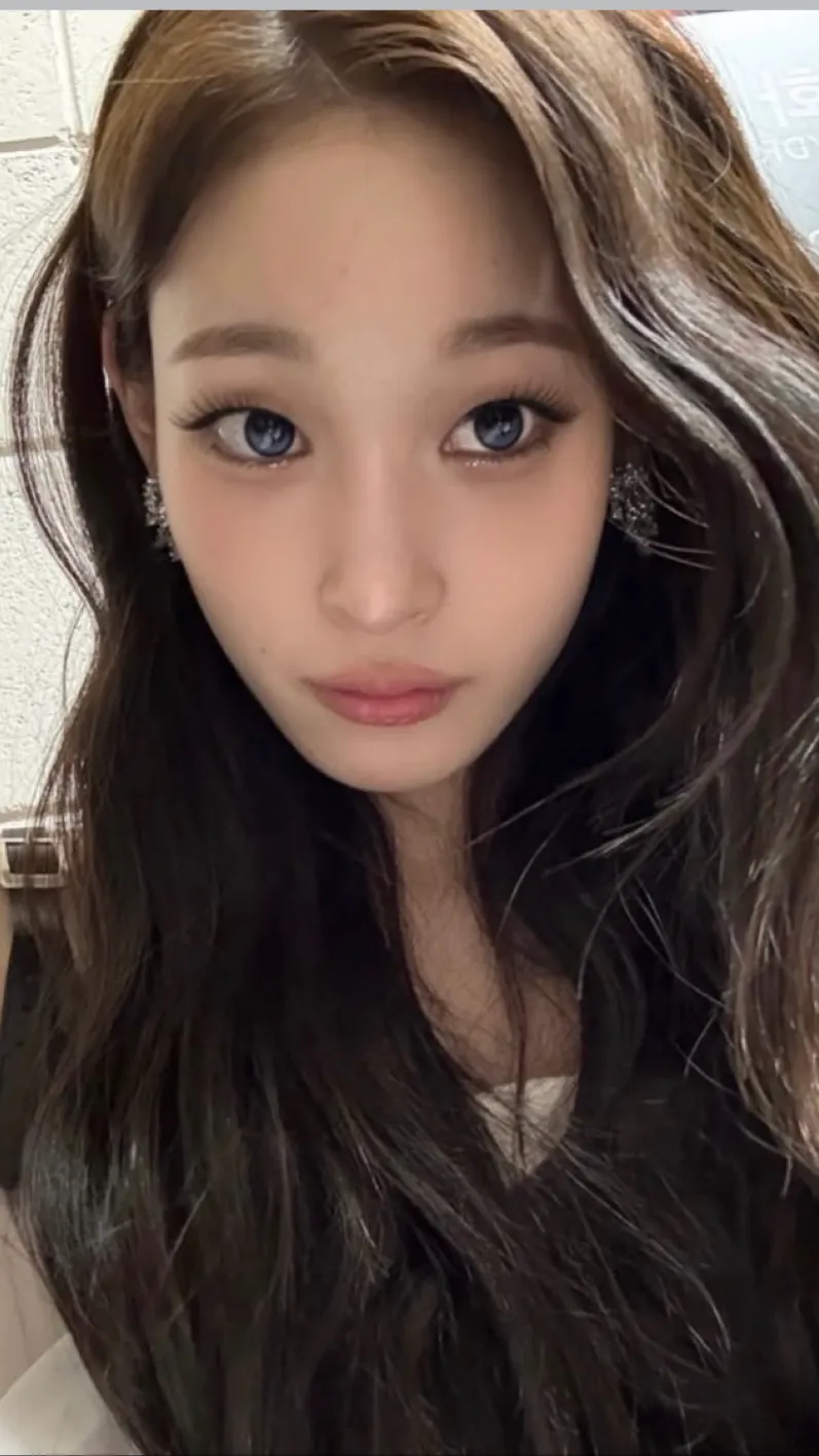 ai character: annie  background