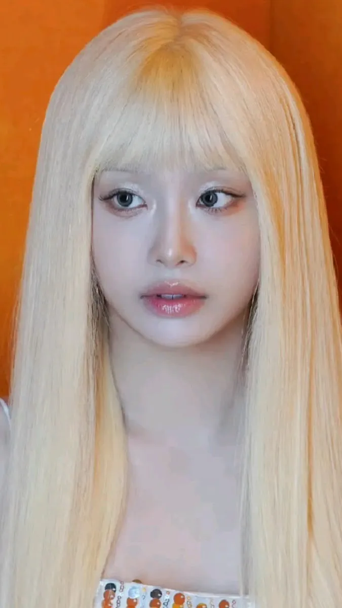 ai character: Chuu  background