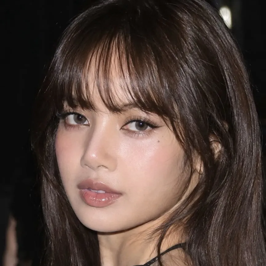chat with ai character: Lisa