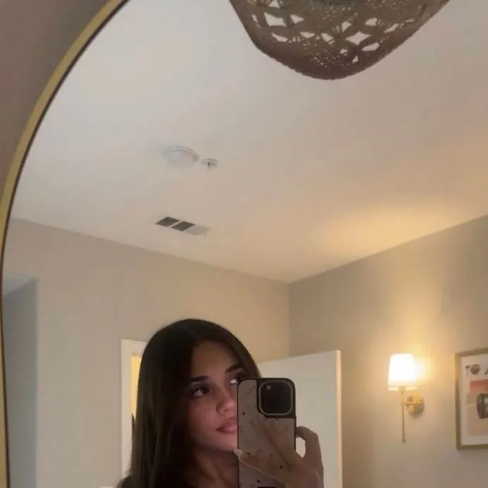 chat with ai character: ella