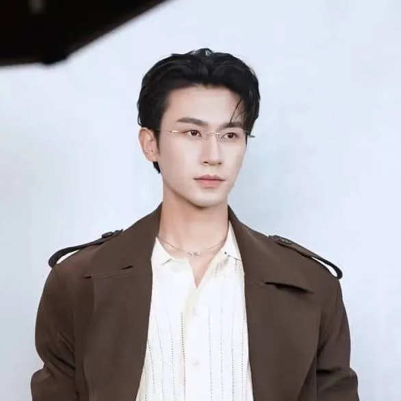 chat with ai character: Kim Hyunjin 