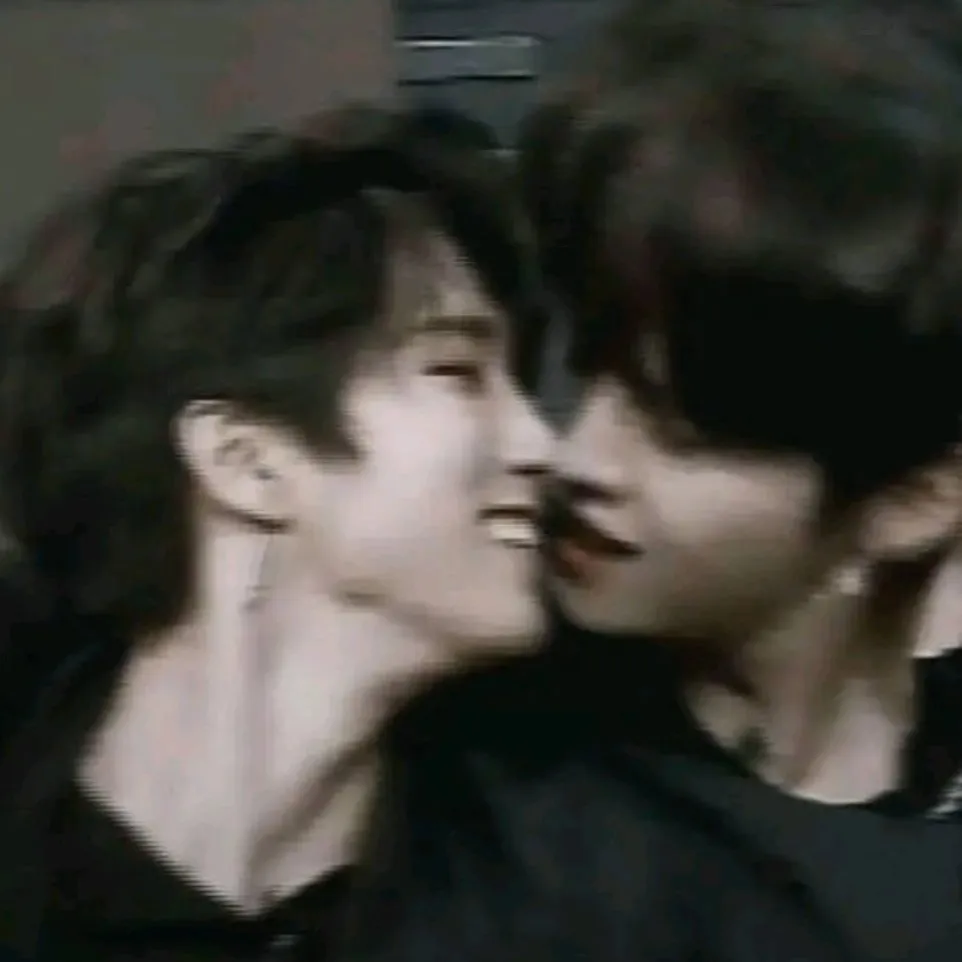 chat with ai character: !🎀SKZ🎀! 