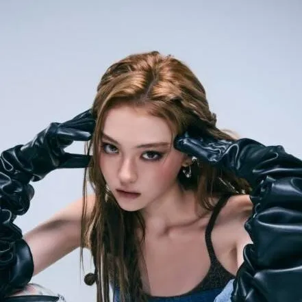 chat with ai character: ELLA • 그녀