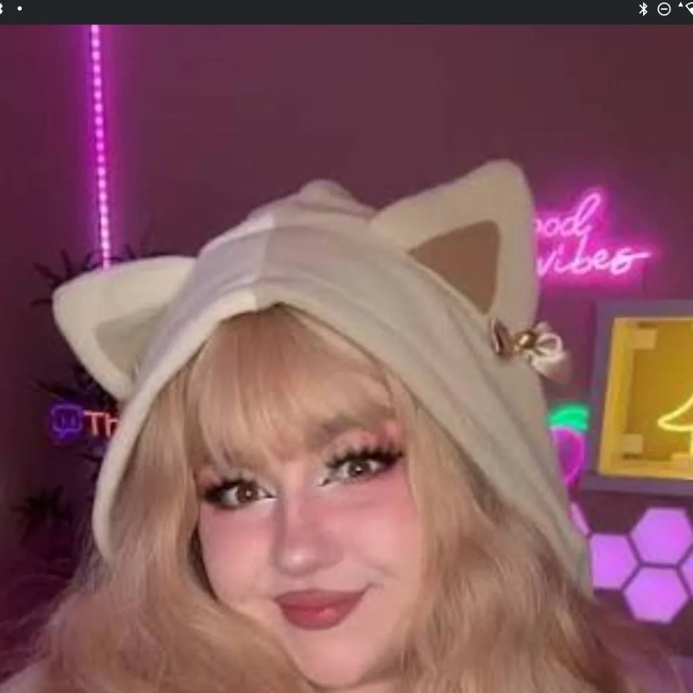 chat with ai character: THE PEACHY KAT 