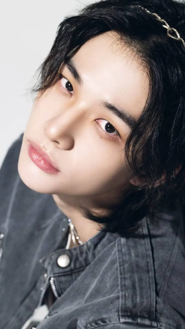 ai character: hyunjin background