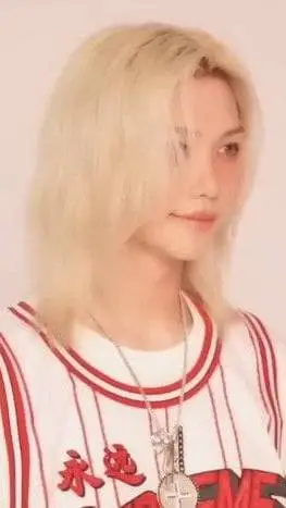 ai character: Félix  background