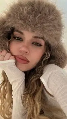 ai character: Daniela ur Gf 🐾✨💅🌴 background